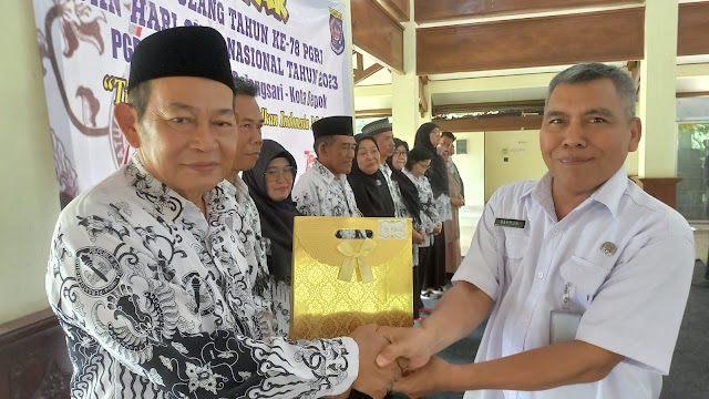 HUT Ke 78 PGRI, 12 Kepala SDN dan Guru Purnabakti Kecamatan Bojongsari Terima Kenang-Kenagan 