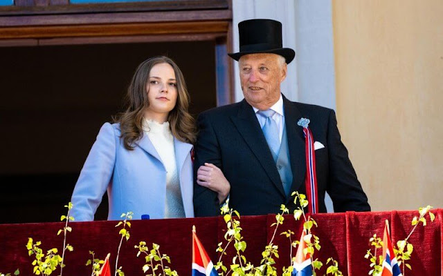 King Harald, Queen Sonja, Crown Prince Haakon, Crown Princess Mette-Marit, their children Princess Ingrid Alexandra and Prince Sverre Magnus