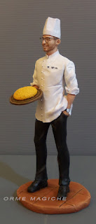Statuina personalizzata cuoco con tagliere di polenta ritratto ragazzo appassionato cucina chef orme magiche
