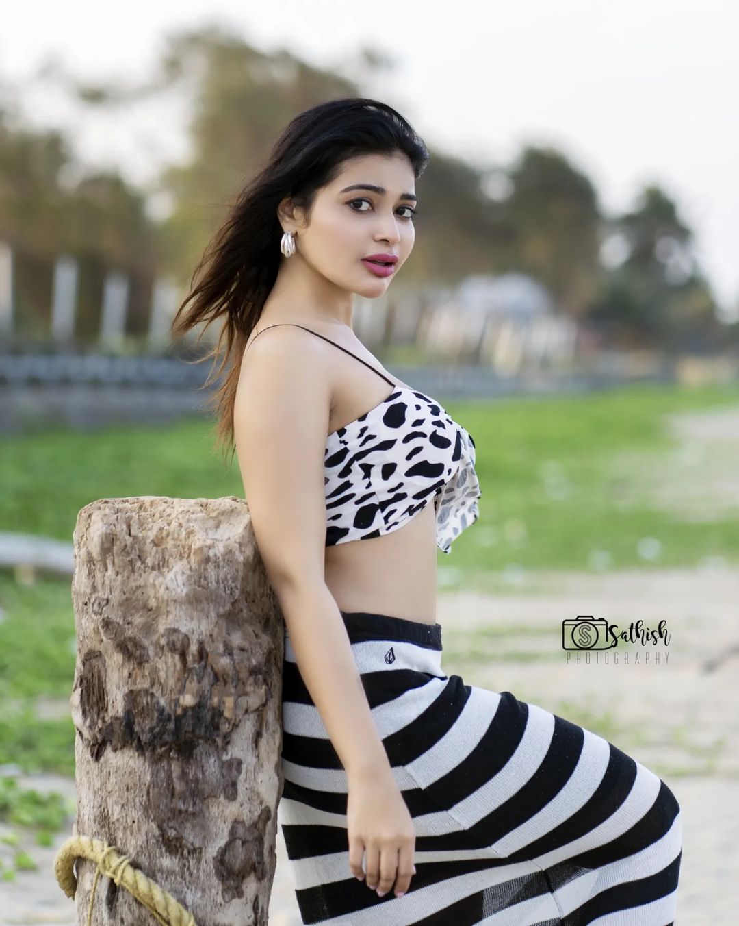படுகவர்ச்சியான உடையில் பளிங்கு மேனியை காட்டிய தர்ஷா குப்தா...Actress Dharsha Gupta Latest Hot Sexy Photos