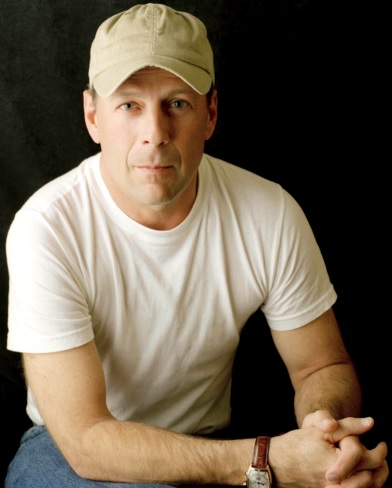 Foto de Bruce Willis posando con gorro