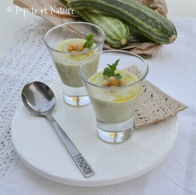 gaspacho soupe froide de courgettes à la menthe et aux pois chiches