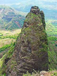 Калавантин Дург — это единственный старинный индийский форт, дошедший до наших дней, расположенный недалеко от Мумбаи. Он представляет собой величественное сооружение, возвышавшееся на одинокой 80-метровой скале.  Чтобы подняться к форту придется идти по узенькой тропинке, петлявшей среди скалистого ущелья, ступая по выдолбленным в породе неровным ступеням. Согласно археологическим данным, дата постройки форта — около 530 года до нашей эры, еще во времена Будды. Однако, форт Калавантин Дург выглядит не так монументально, как звучит. Он представляет собой всего лишь небольшую пещерку, прорубленную в неподдающейся породе скалы.  Как правило, любое старинное строение сопровождает легенда. Так и с фортом Калавантин Дург. Существует история, согласно которой форт построен специально в честь принцессы Калавантин. Правда, никаких исторических доказательств этой истории не существует. Туристическая тропа достаточно сложная для восхождения, однако, она того стоит. Мало того, что путешественникам обеспечен выброс адреналина, в дополнение они получают возможность полюбоваться прекраснейшим пейзажем. Кстати, с его высоты можно увидеть даже Мумбаи.