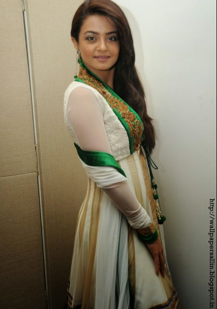 surveen chawla in salwar kurta