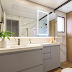Banheiro contemporâneo com cores neutras e bancada estendida!
