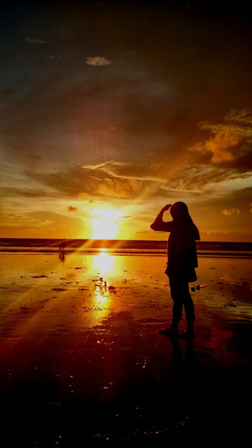 mengabadikan sunset di pantai kuta bali