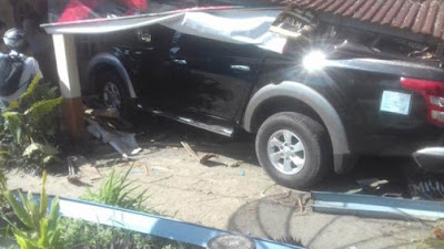 Nahas, Mobil Rombongan PKK Sumbar Seruduk Rumah , Satu Korban Patah Kaki