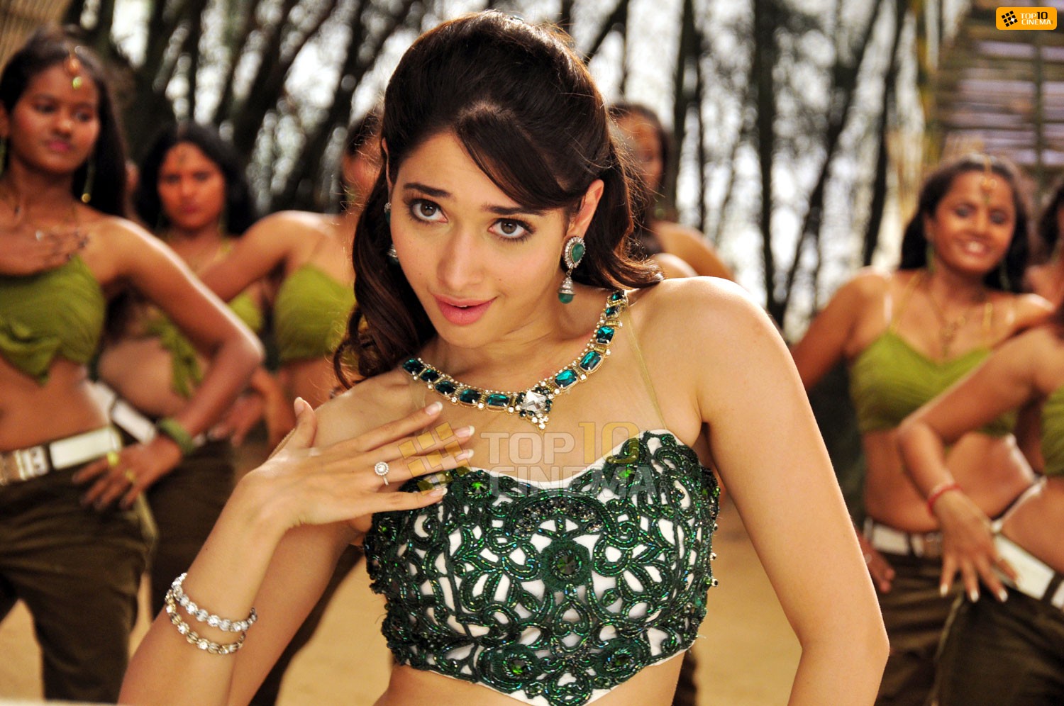 Tamanna Bhatia dancing in the song "Pudikale Pudikuthu" from the movie "Venghai"