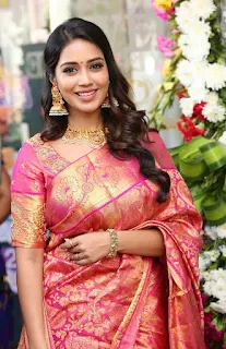 Actress Nivetha Pethuraj HD Latest Images In Traditional Saree