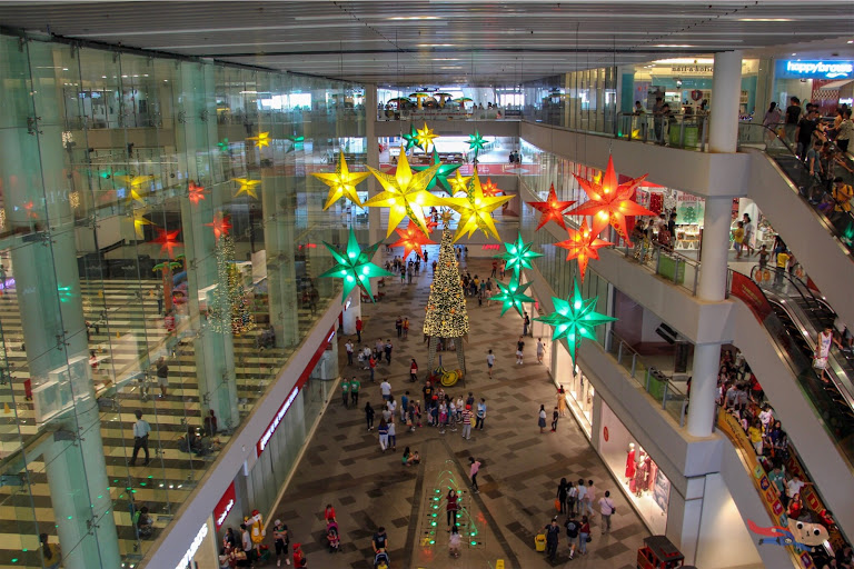 The outdoor section of the Circuit Mall