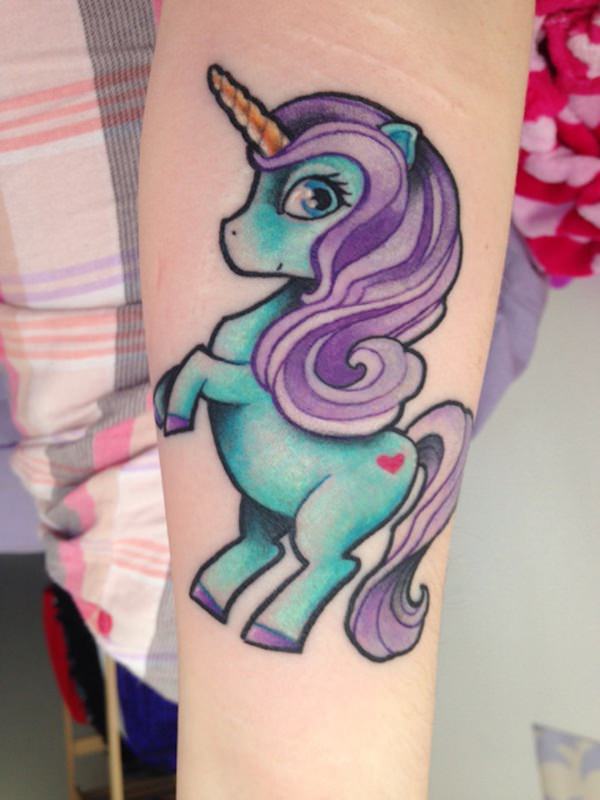 A pequena crianca tatuagem de unicornio