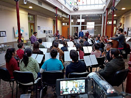 Coro de Clarinetes Carmelo Azzolina en ensayo durante un festival en Argentina. Varios clarinetistas reunidos por la música y el clarinete.