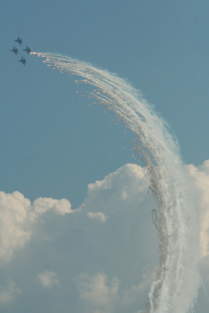 Su-27 Flanker formation flare