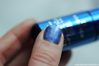 Review: essence - step into magic wonderland - Melted Chrome Nails Tragebild - www.annitschkasblog.de