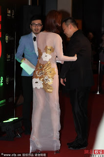 Artis Wanita Guna Dress Transparent Di Malam Anugerah China.
