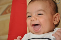 bayi tertawa