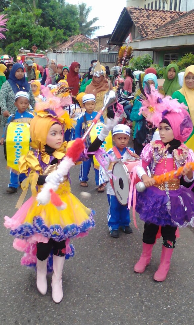 Mayoret Mungil Nan Imut Ramaikan Pawai Ta'aruf Santri