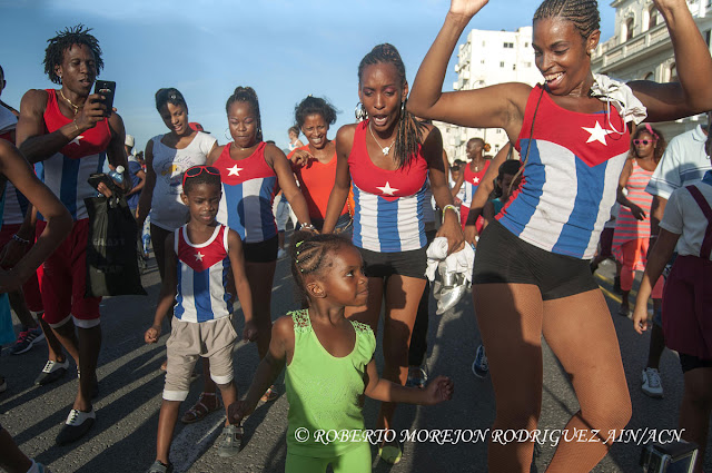 Pasacalles en el marco del XVI Festival Internacional de Teatro de La Habana, realizado en el Malecón de la capital de Cuba, el 25 de octubre de 2015.