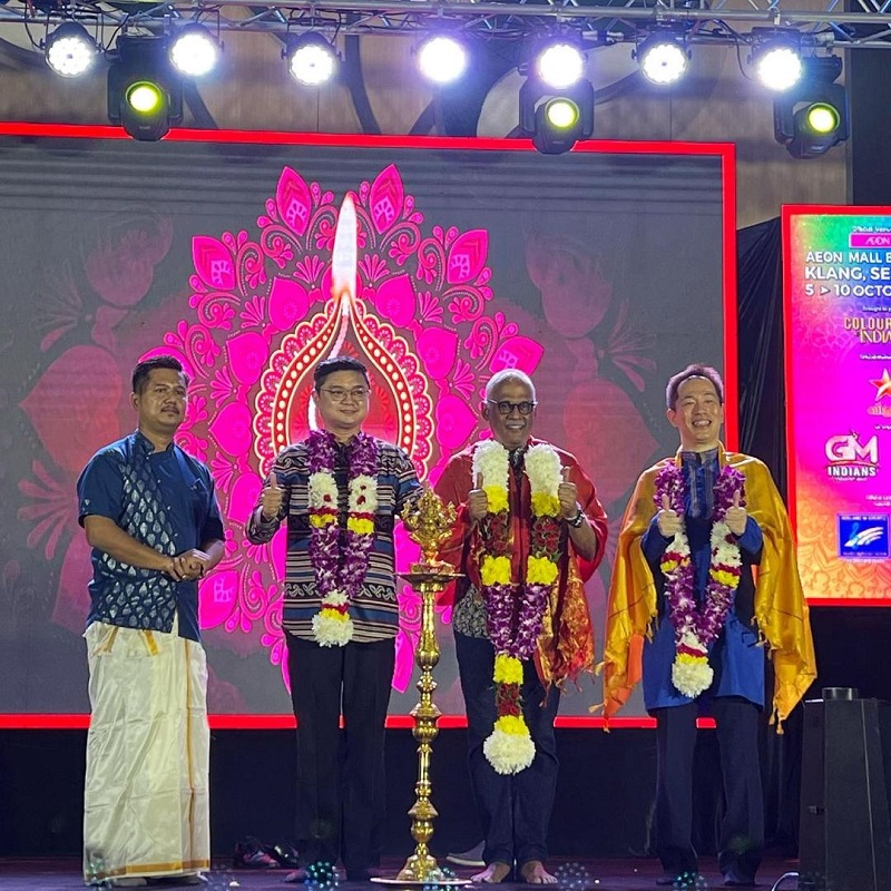 Charles Santiago(second from right) Members of Parliament Klang, Keiji Ono(right) Managing Director of AEON, G V Sathia Kumaran (left) Founder and Chief Executive Officer of Colours of India Creation and Global Mega Exhibition