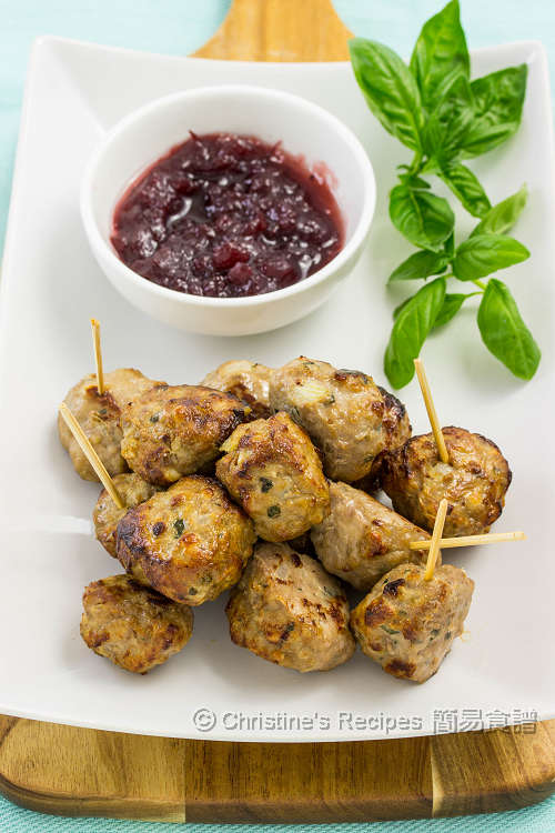 Meatballs with Cranberry Sauce01