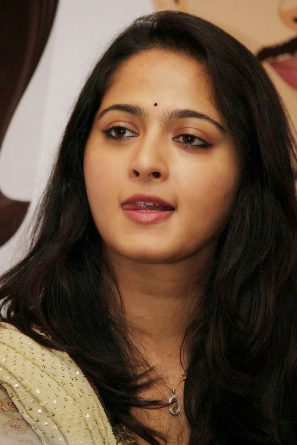 Anushka Shetty Cute Latest Photos Gallery Latest Indian Hollywood Movies Updates Branding Online And Actress Gallery