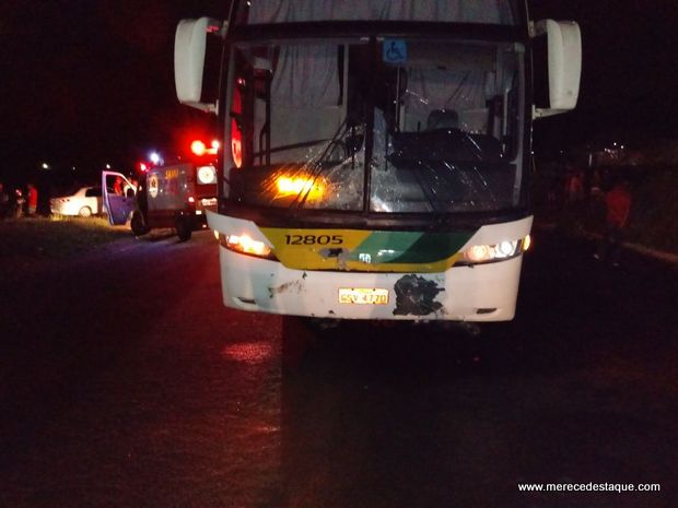 Acidente envolvendo moto e ônibus deixa um morto e um ferido na BR-104