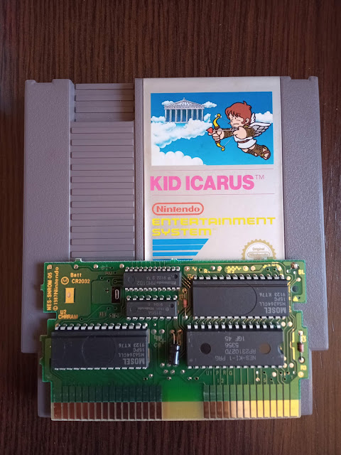 Cartucho del juego de NES Kid Icarus con la placa fuera
