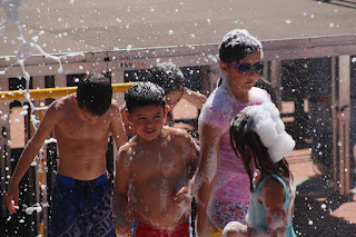 Baño de espuma en las fiestas de Retuerto