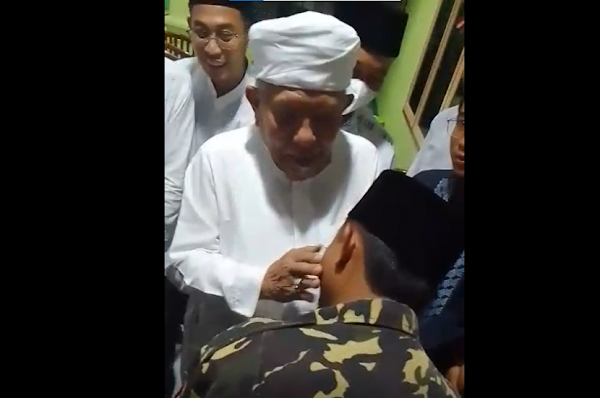SAFAHAD - Pimpinan Pondok Pesantren Daarul Rahman KH Syukron Ma'mun menampar seorang pria anggota Barisan Ansor Serbaguna (Banser) Nahdlatul Ulama (NU).