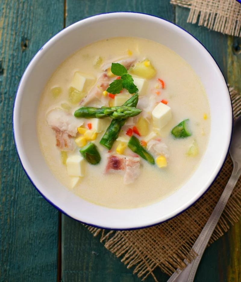 Chupe de pescado, se prepara con papas, maíz, espárragos, queso blanco fresco, leche y crema de leche