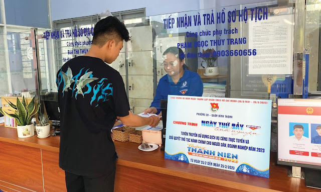 Đoàn viên, thanh niên Phường 28 thực hiện nhiệm vụ hỗ trợ người dân  giải quyết thủ tục hành chính ngoài giờ.