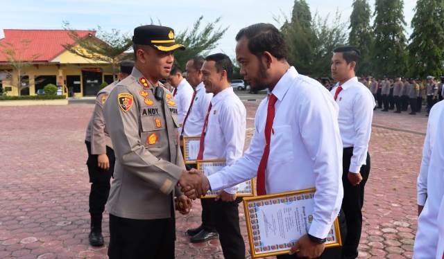 Kapolres Aceh Timur Memberikan Reward Kepada Kasat Reskrim dan Anggota, Ini Prestasinya