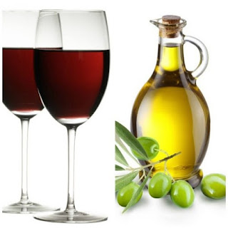 <img src="vino-y-aceite-de-oliva.jpg" alt="ayudan a prevenir enfermedades del corazón y combaten los radicales libres"> 