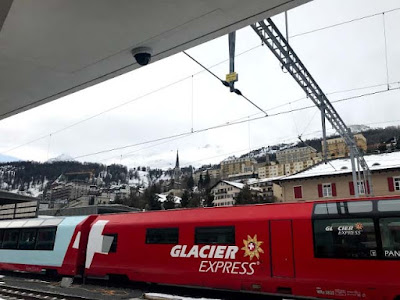 Trem panorâmico Glacier Express na Suíça