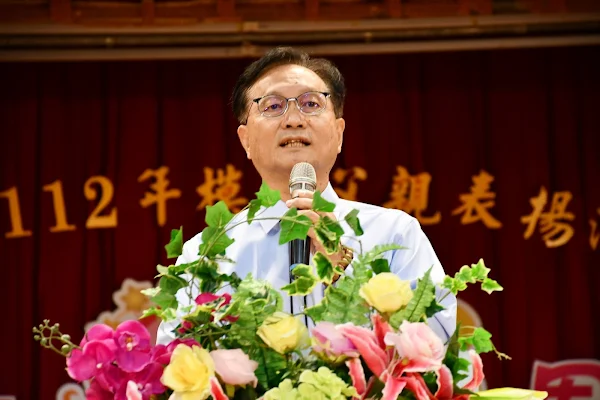 ▲林世賢市長在彰化市表揚112年全市模範父親大會上語重心長呼籲孝順要及時並且要寵愛父母。（記者林明佑翻攝）
