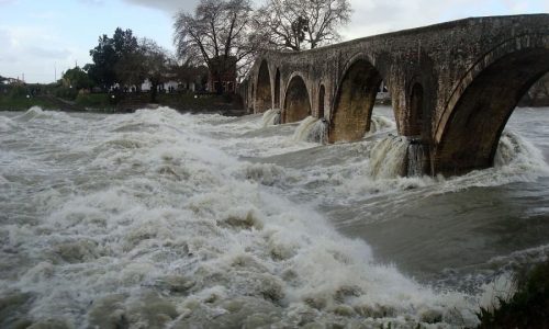 Επικίνδυνη τροπή πήρε το παιχνίδι τριών ανήλικων στα νερά του ποταμού Αράχθου. Οι τρεις μαθητές, την Πέμπτη, μετά την ολοκλήρωση της σχολικής γιορτής για το Πολυτεχνείο, αποφάσισαν να κάνουν βόλτα στον Άραχθο.