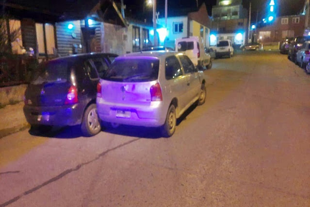 Borracho choco dos autos estacionados en Ushuaia