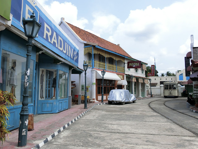 Toko-toko Tempo Dulu di Studio Alam Gamplong - habisliburan.com