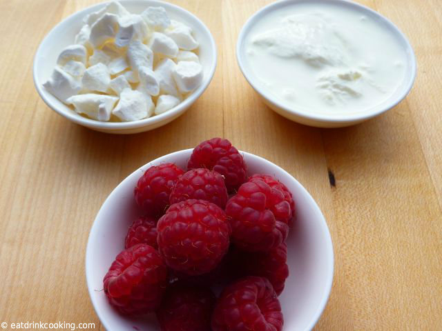 Zutaten einzeln für Meringue Himbeeren Joghurt