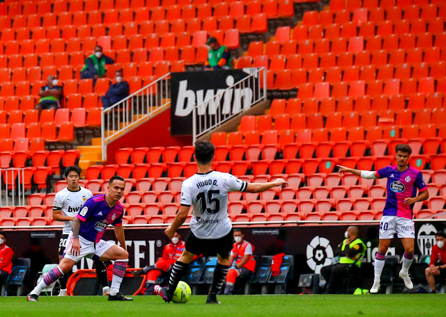 Hugo Guillamón despeja ante Kang-in Lee, Roque Mesa y Jota. VALENCIA C. F. 3 REAL VALLADOLID 0. 09/05/2021. Campeonato de Liga de 1ª División, jornada 35. Valencia, estadio de Mestalla. GOLES: 1-0: 45’, Maxi Gómez. 2-0: 48’, Maxi Gómez. 3-0: 90+3’, Thierry Correia.