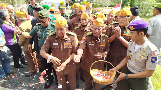   Para Veteran Bali Tabur Bunga di Monumen PPKRI Jimbaran