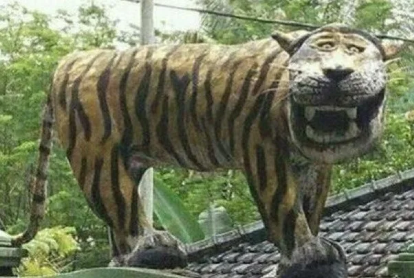 Giginya yang tak tertata menambah kesan seram dan kejam SRIGALA, MACAN TUA, dan ANAK SRIGALA