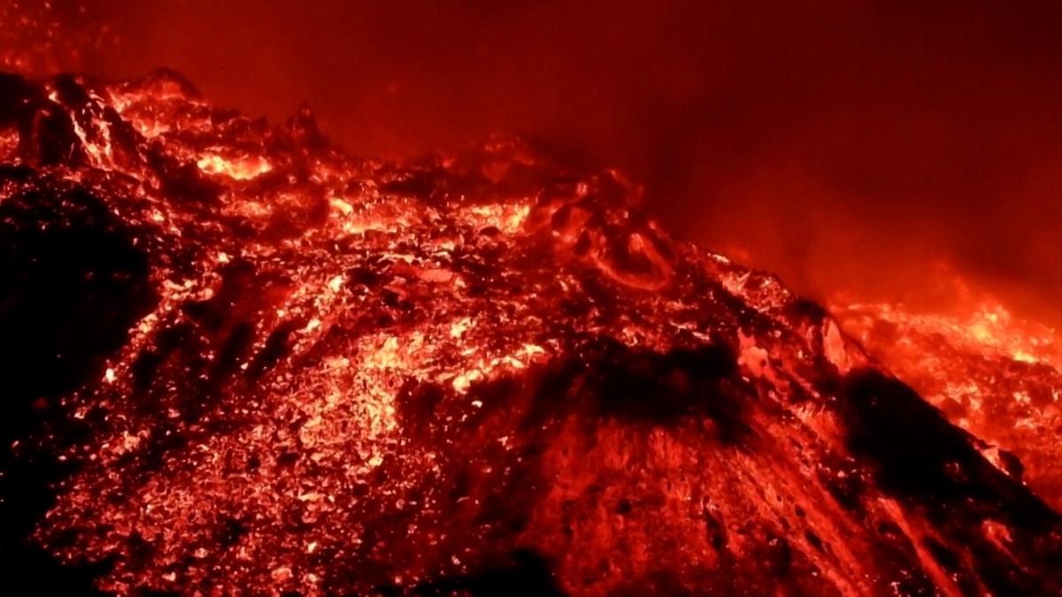 La lava del volcán de La Palma supera ya una anchura de 1,2 kilómetros