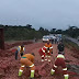 Carreta tomba, e carga de batatas fica espalhada pela pista da BR-376 