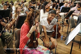 Estudiantes de la Orquesta Juvenil del Conservatorio Amadeo Roldan intercambian con integrantes de la Orquesta Sinfónica de Minnesota, durante el ensayo realizado en el Teatro Nacional de Cuba, en La Habana, el 15 de mayo de 2015