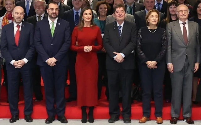 Queen Letizia wore a red teja dress by Moises Nieto, and a black cape coat by Carolina Herrera. Aldao1911 ruby earrings