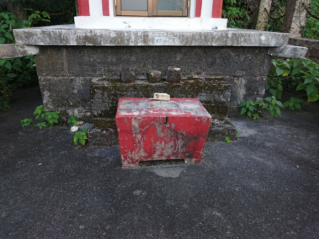 新城神社の香炉と霊石の写真