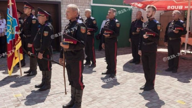 "Козаки" у Мелітополі зібралися патрулювати вулиці, поліція - проти