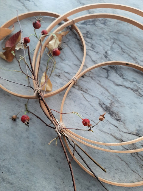 Using found objects to make a simple wreath