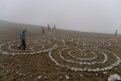 Выложенные из камней знаки на Караби